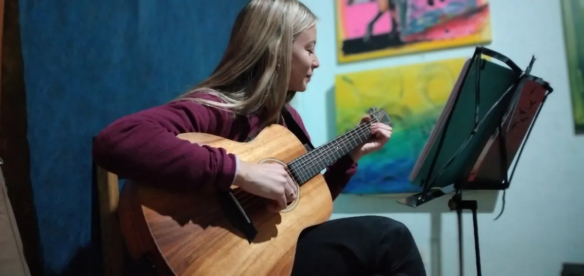 Alumna estudiando canto con partitura en Notas en Clave, Córdoba