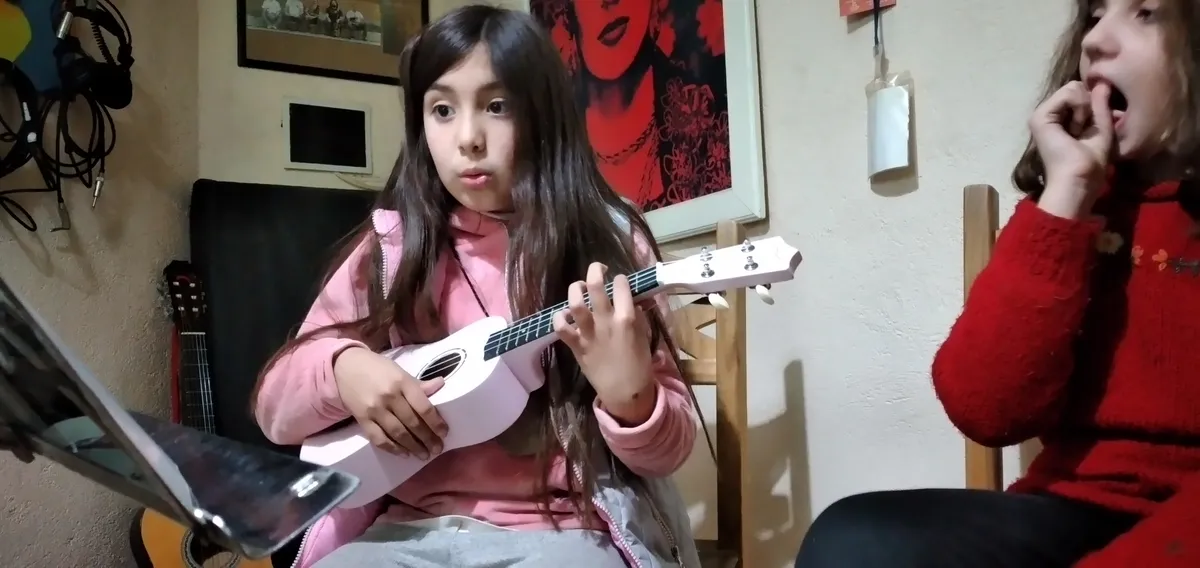Niña aprendiendo ukelele en iniciación musical, Notas en Clave Córdoba
