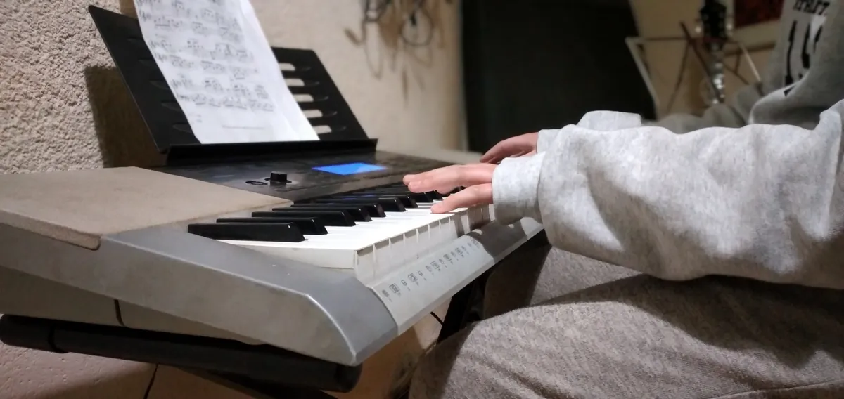 Alumno practicando piano y teclado en Notas en Clave, Córdoba